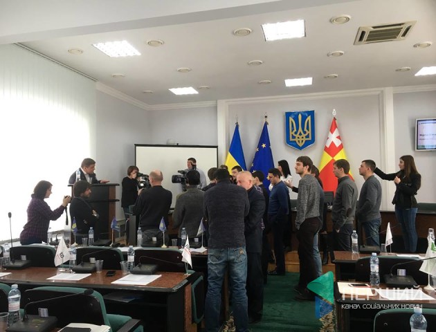 Депутати блокують трибуну з вимогою не виділяти землю під забудову безкоштовно. ФОТО