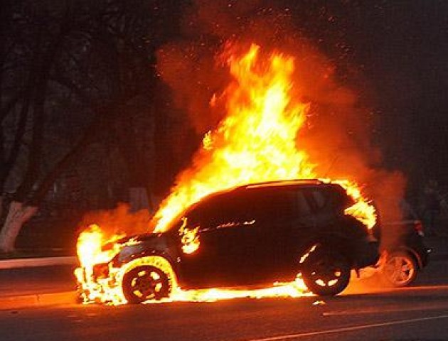 Стало відомо, кому належить авто, яке згоріло вночі у Луцьку