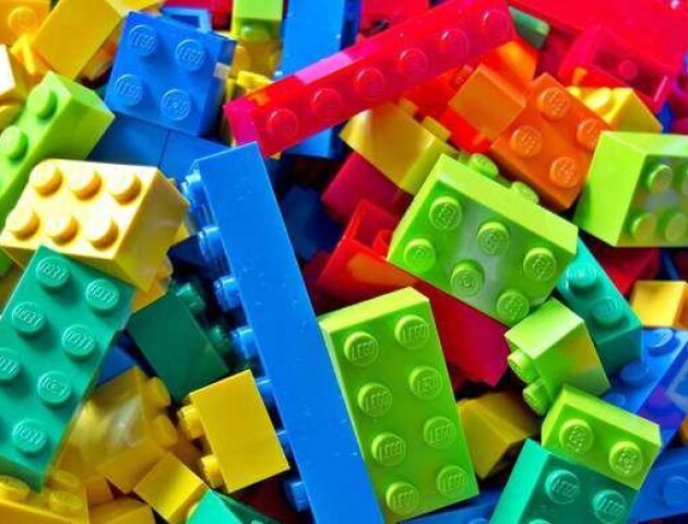 Волинські першокласники отримають по шість цеглин «LEGO»