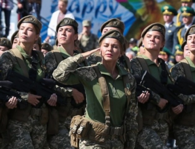 Не чоловіками єдиними: в лавах ЗСУ служить 55 тисяч жінок