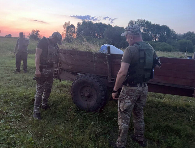 На Волині затримали трактор з контрабандними цигарками. ФОТО