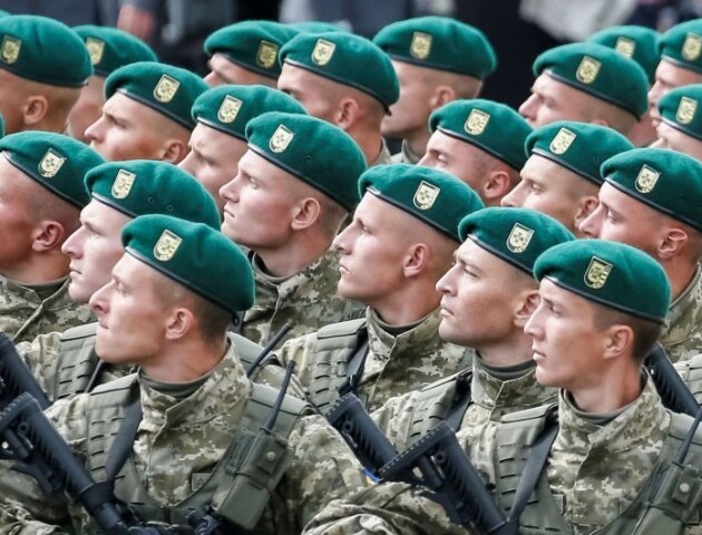 Вітання «Слава Україні» не скасують в армії, - Міноборони