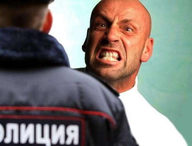 Волинянина, який покусав поліцейського, будуть судити