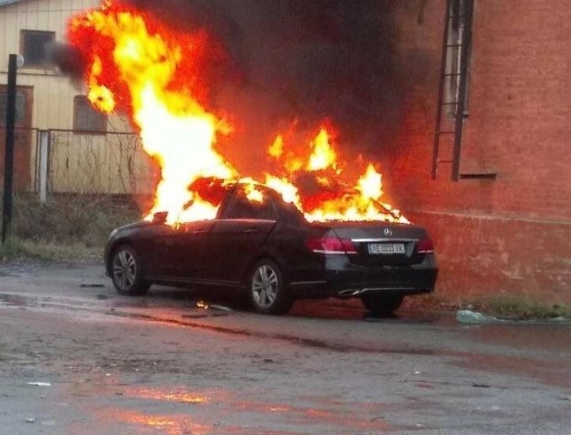 У Дніпрі біля суду підірвали прокурорський Mersedes