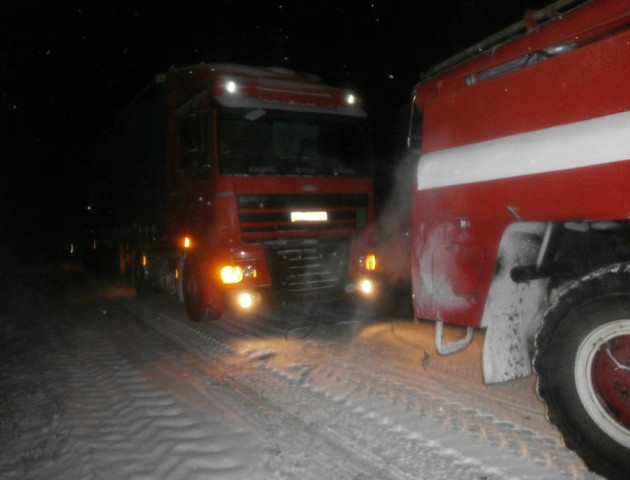 Волинські рятувальники надали допомогу водіям на засніжених ділянках доріг