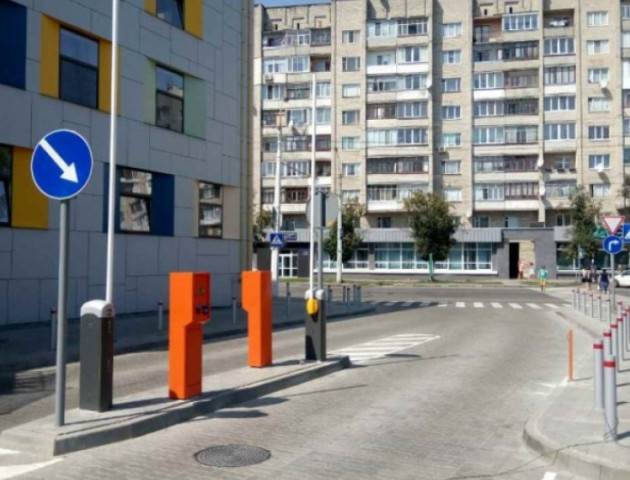 У «Променя» відібрали парковку: як це було