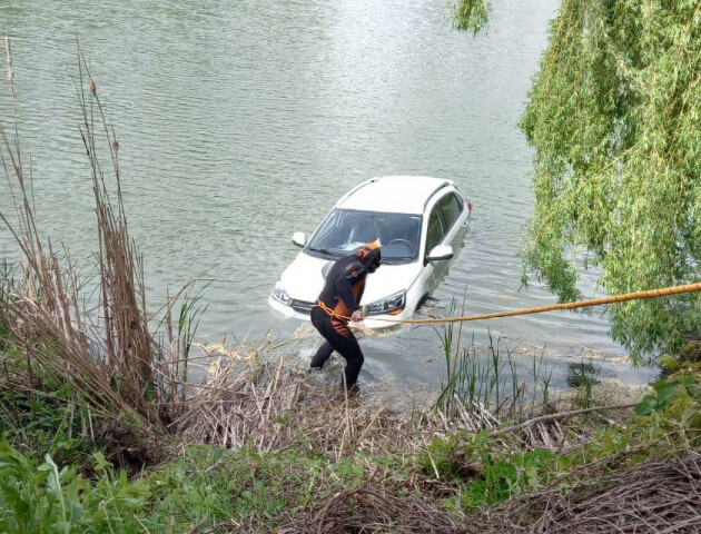 У Луцьку у водоймі плавала автівка. Відео