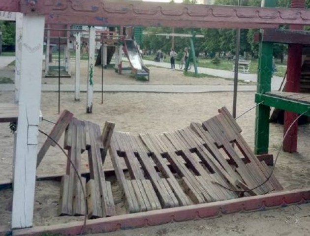 У Луцьку демонтують два дитячі майданчики