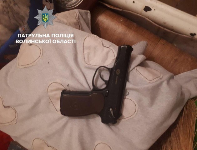 У Луцьку молодик з пістолетом намагався пограбувати квартиру. ВІДЕО