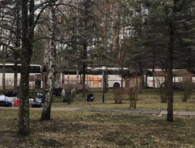 Україна доставила полонених на обмін в автобусах, бойовики везуть українців в автозаках. ФОТО