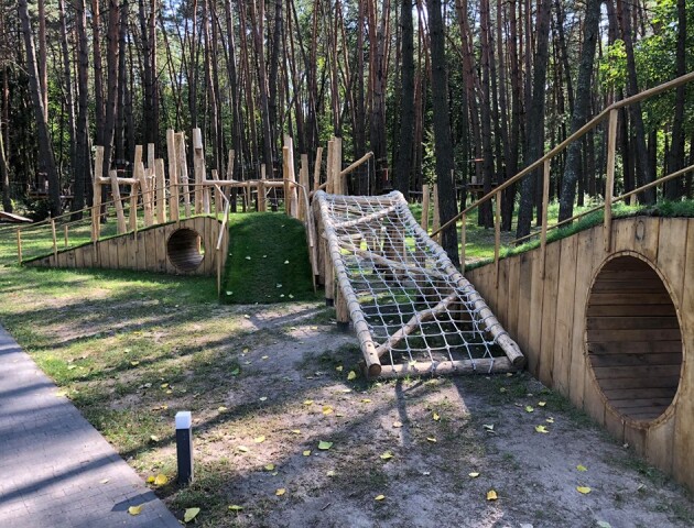 Ресторан біля Луцька відкрив лісовий дитячий майданчик