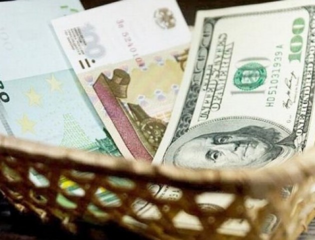 Курс валют на 2 листопада: гривня суттєво падає щодо євро, долар також дорожчає
