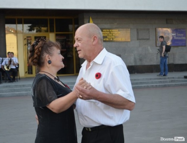 У центрі Луцька танцювали під мелодії духового оркестру