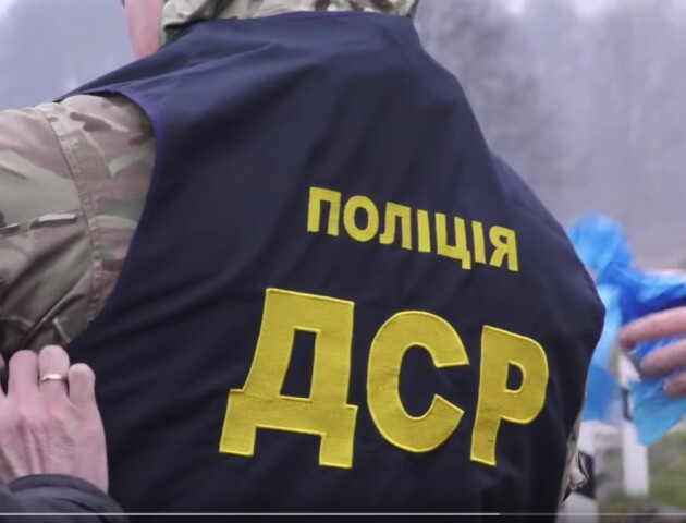 Як під Шацьком поліція зі зброєю і дивним понятим шукала «викрадачів води». Відеорепортаж