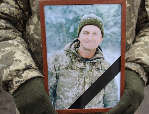 Без тата лишились дві доньки, без дідуся троє внуків: на Волині поховали Героя Петра Леончука. ФОТО