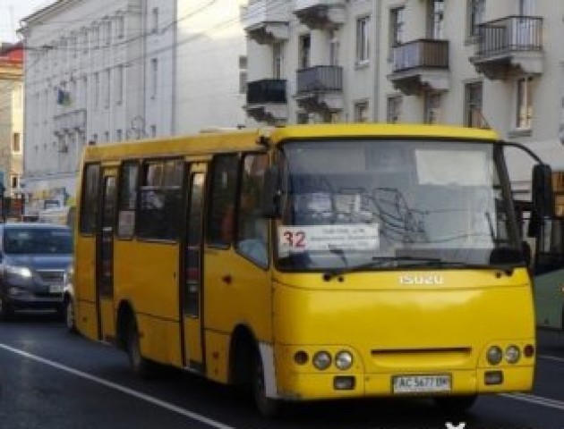Луцька маршрутка у морозну погоду їздила з відкритими дверима. ВІДЕО