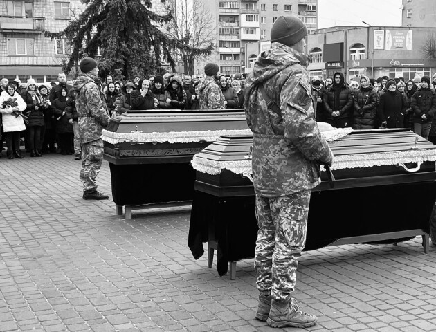 У Ковелі попрощалися із загиблими на війні батьком і сином. ФОТО
