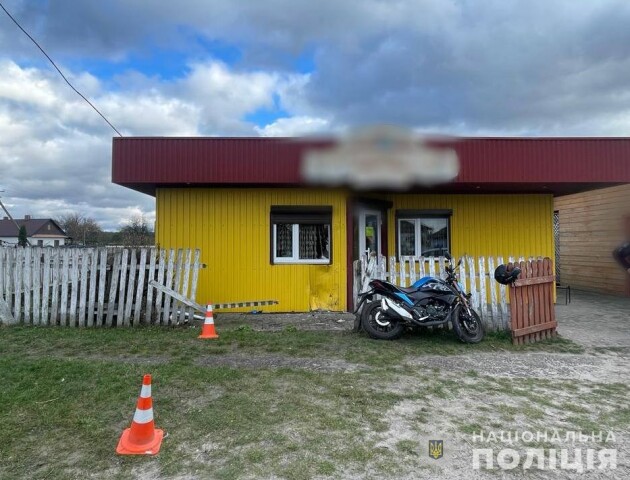 У Луцькому районі п'яний мотоцикліст в'їхав у магазин. ФОТО