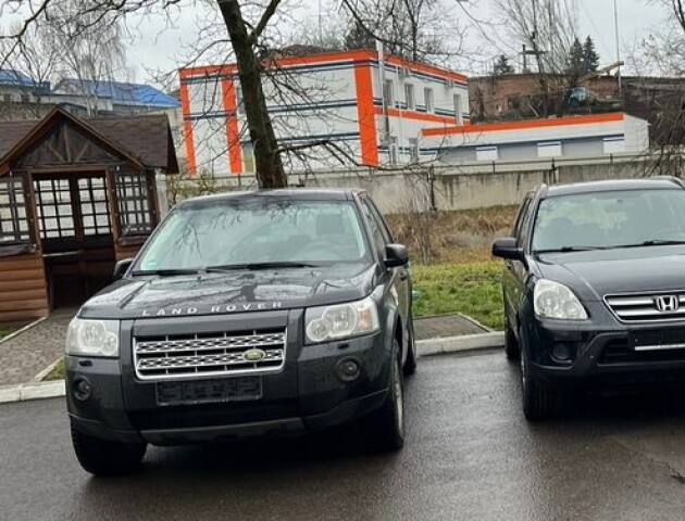 Волинські медики зібрали гроші і купили два авто для військових. ФОТО