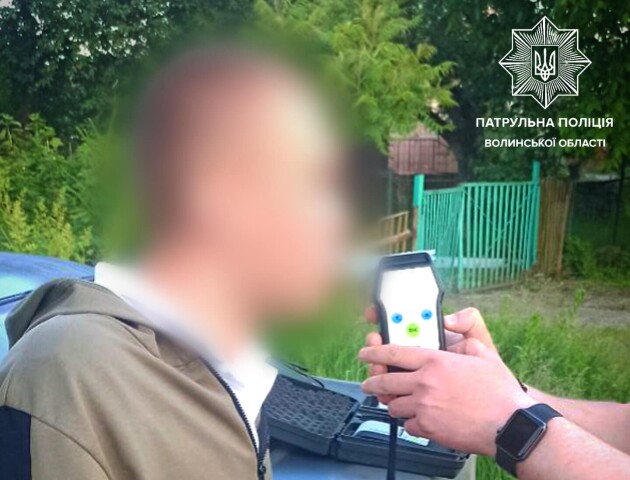 На Волині п'яний водій розбив авто і тікав від патрульних. ФОТО