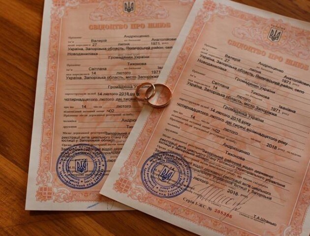 Українським нотаріусам хочуть дозволити реєструвати шлюби та розлучення