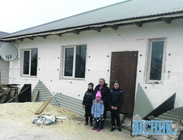 У багатодітної волинянки згоріла хата. За кілька місяців люди збудували їй нову