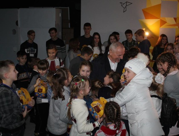 Савченко роздав діткам загиблих атовців солодкі подарунки. ФОТО