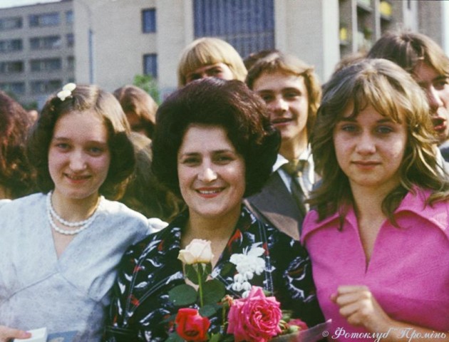 Пишні шевелюри та червона доріжка: луцький фотограф показав ретро-світлини випускників 1976 року