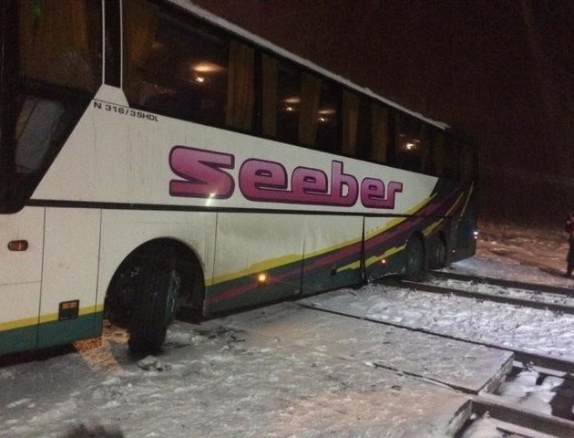 На Волині автобус з пасажирами застряг на колії. ФОТО