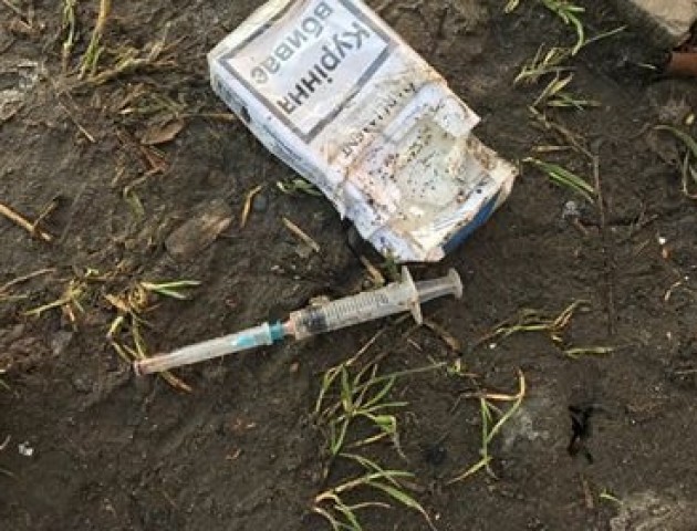 Біля луцького дитсадочка вже декілька тижнів валяються використані шприци. ФОТО