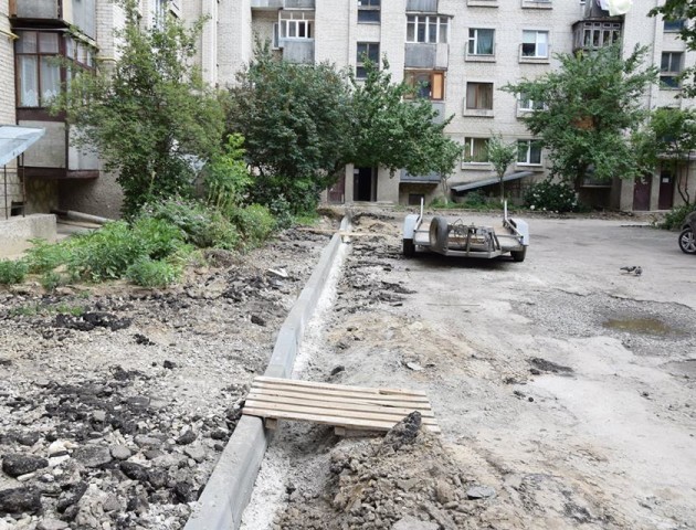 Як у Луцьку ремонтують двір на Кравчука. ФОТО