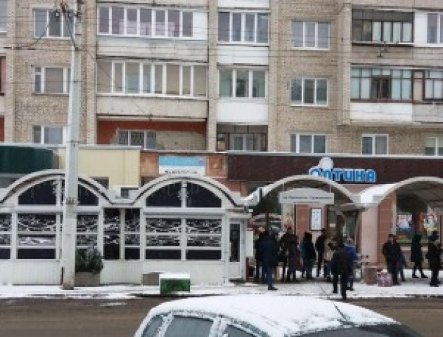 «Всі, хто ходить у «Версаль», знають, що там можна купити», - член виконкому про кіоск біля клубу