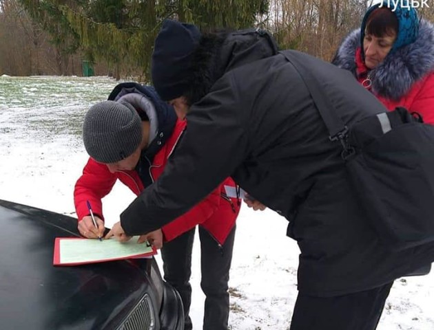 У луцькому парку влаштували «полювання» на водіїв-порушників. ФОТО