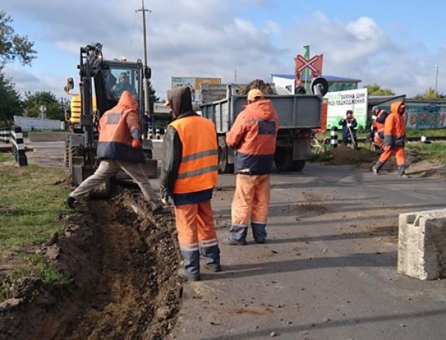 У Луцьку перекрили дорогу: встановлюють світлофор. ФОТО. ВІДЕО