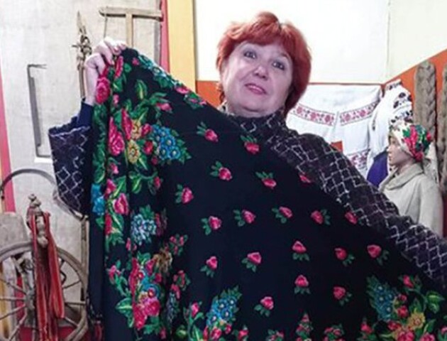 У музей на Волині передали жіночу хустку 60-х років минулого століття