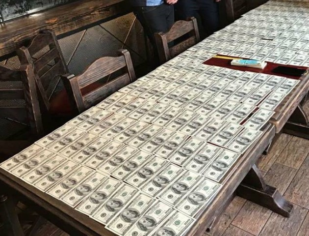 У Києві викрили бізнесмена, який намагався підкупити чиновника КМДА
