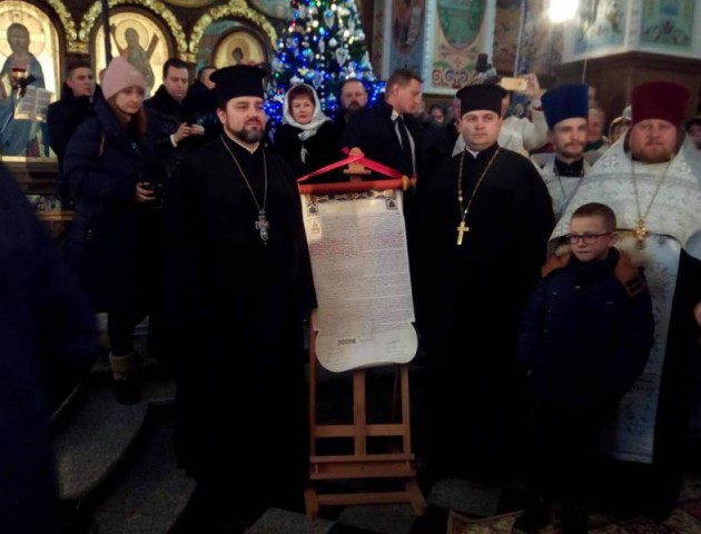 Як у Рівному зустрічали Порошенка і Томос. ВІДЕО