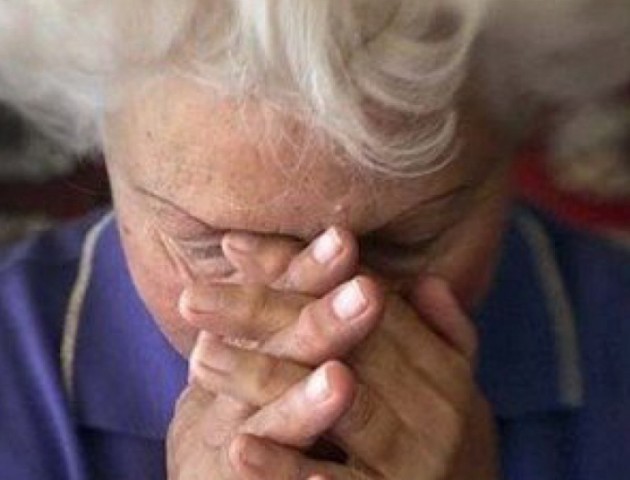 «Витягнув і передав спільнику»,  - в Луцьку посеред дня обікрали пенсіонерку