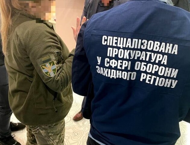 На Волині на хабарі затримали головну спеціалістку військкомату. ФОТО