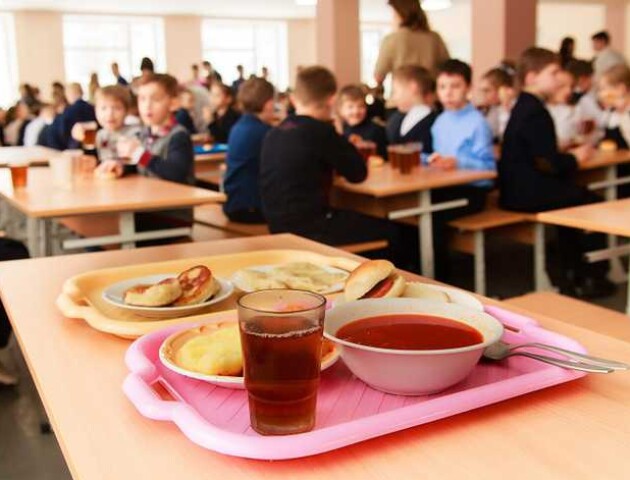 Мільйони гривень повз тендери і готівка з батьків: аудит виявив системні порушення у шкільному харчуванні в Луцьку
