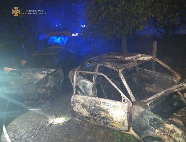 Вночі на Волині горіли два автомобілі