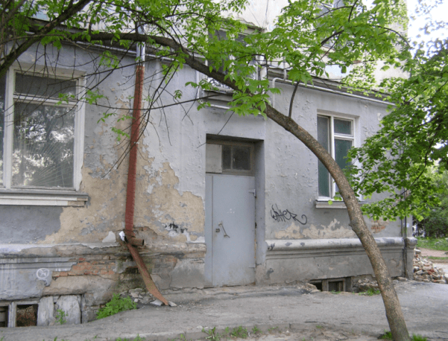 У Луцьку просять привести до ладу двір