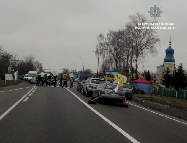 Під Луцьком «євробляхарі» знову перекрили дорогу. ФОТО