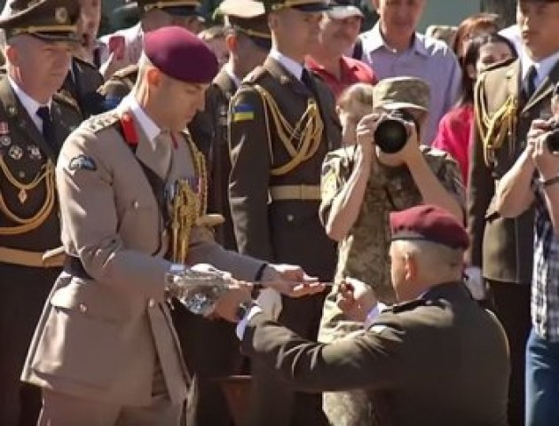 Волинянину вручили меч британської королеви. ВІДЕО