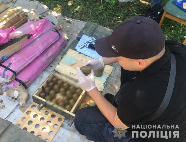 «Війну» закопав у саду. На Рівненщині у селянина знайшли один з найбільших схронів зброї