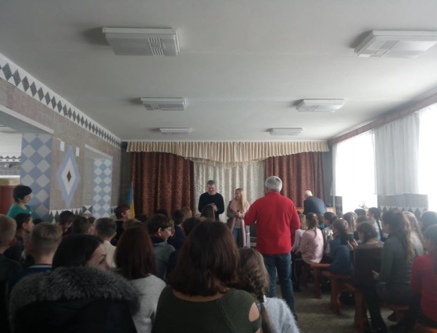У копачівську школу нагрянули Матвієнко і Мірзоян. Винник передав мандаринів