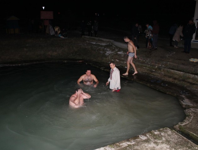 Ще з ночі волиняни купаються у крижаній воді. ФОТО