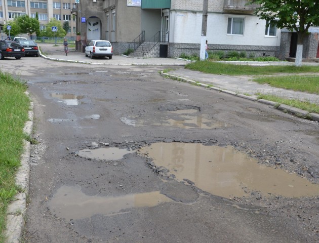 Показали розбиту дорогу в Ковелі