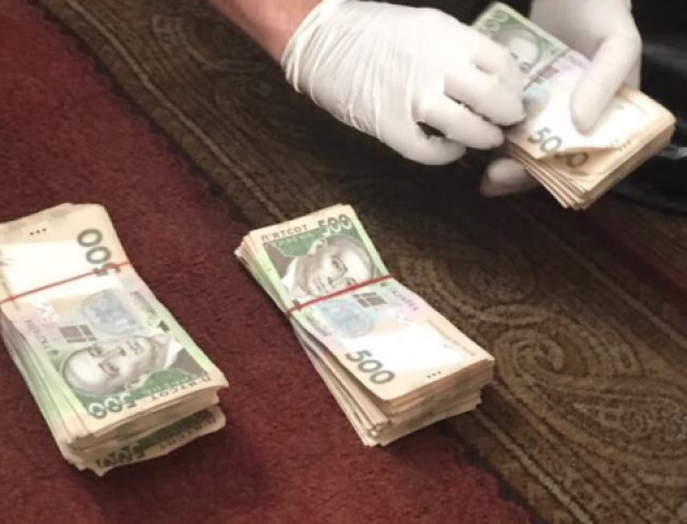 Волинський посадовець погорів на хабарі у 200 тисяч. ВІДЕО