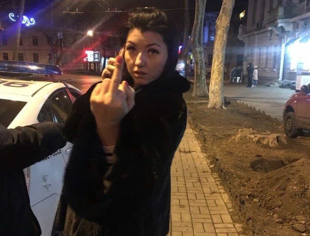 В Одесі п'яна чиновниця порушила ПДР і обматюкала патрульних при дитині. ВІДЕО 18+